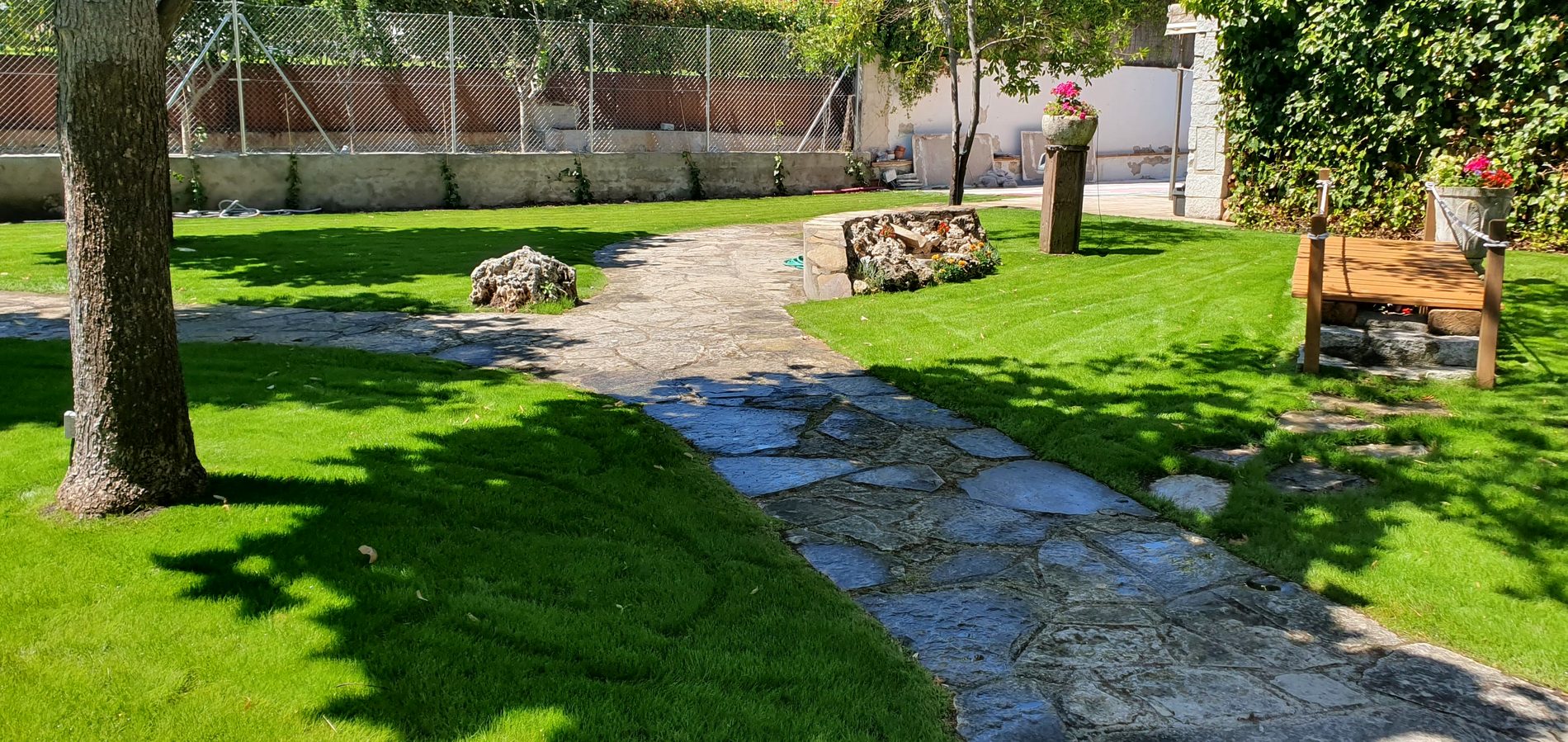 Jardín verde con camino de piedra