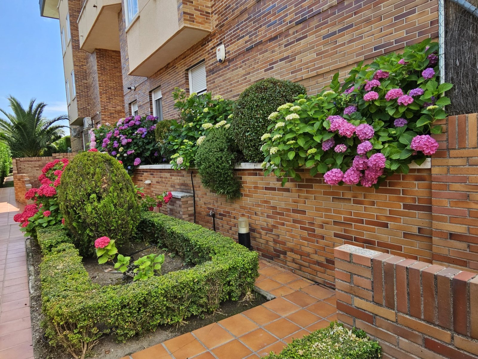 Mantenimiento de jardines con floración